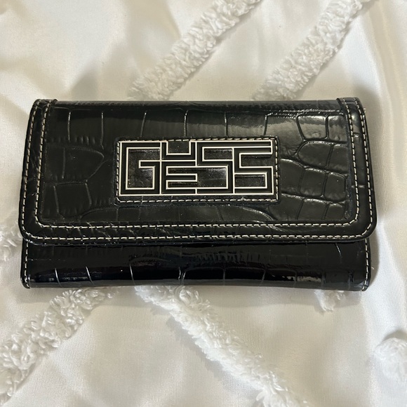 NWOT Guess Wallet - Picture 1 of 3